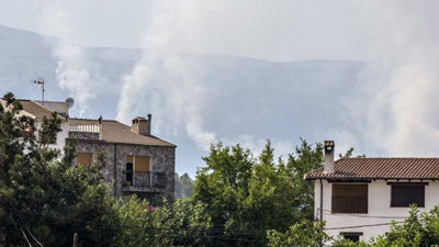 El fuego de Yeste sigue sin control y trabajan en su extinción 54 medios