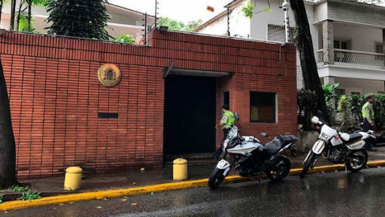 La embajada de España en Caracas sufre un ataque con cócteles molotov