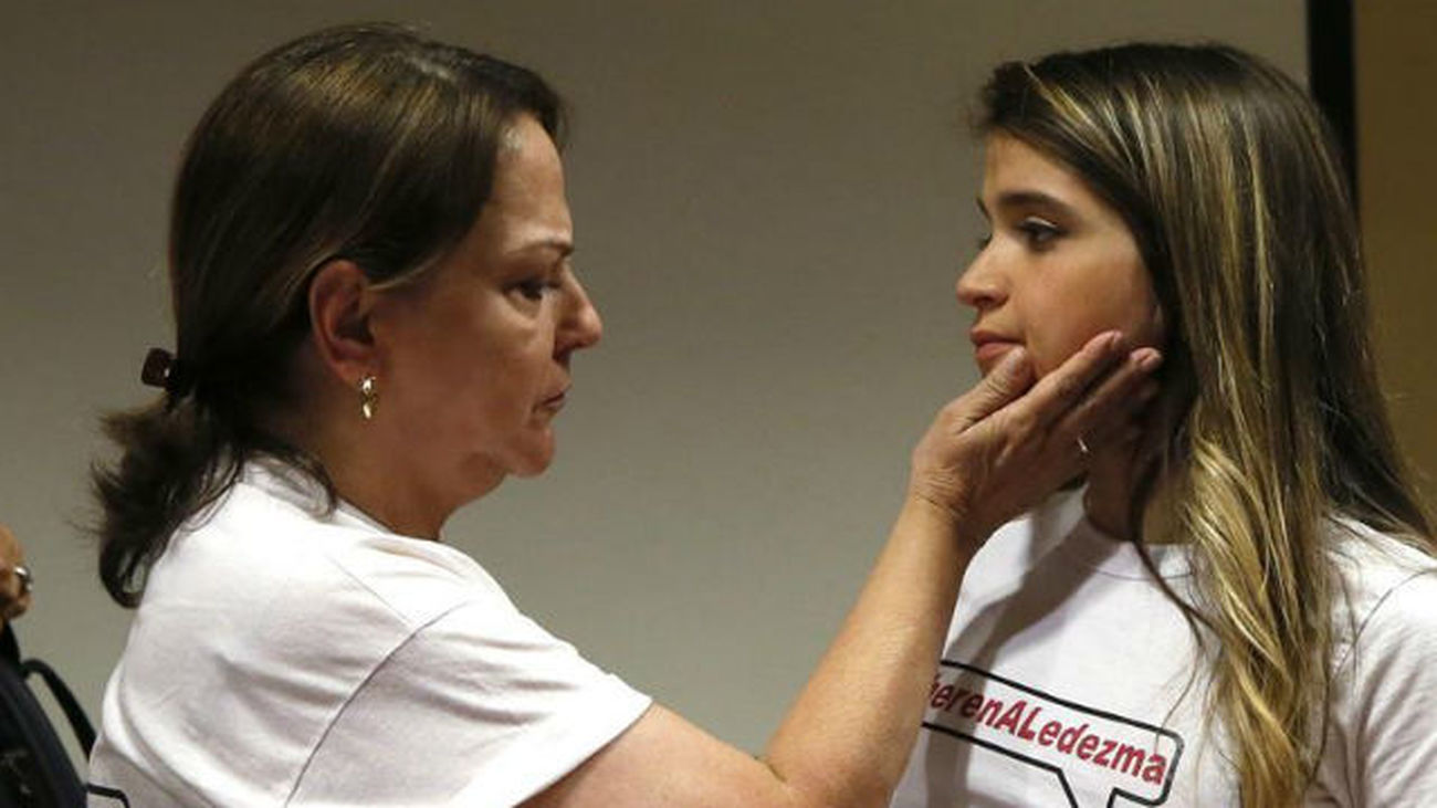 Mitzy Capriles, mujer del opositor venezolano Antonio Ledezma, y su hija Antonieta