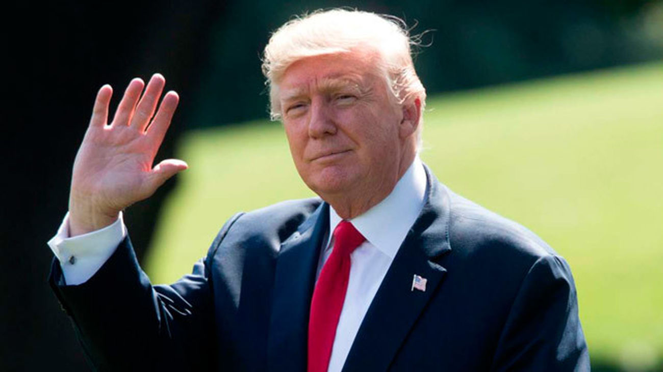 Miembro del Gabinete de Trump considera "deshonor" no cuestionar a neonazis