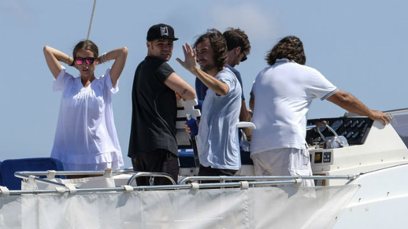 Familiares de Ángel Nieto esparcen parte de sus cenizas en el mar ibicenco