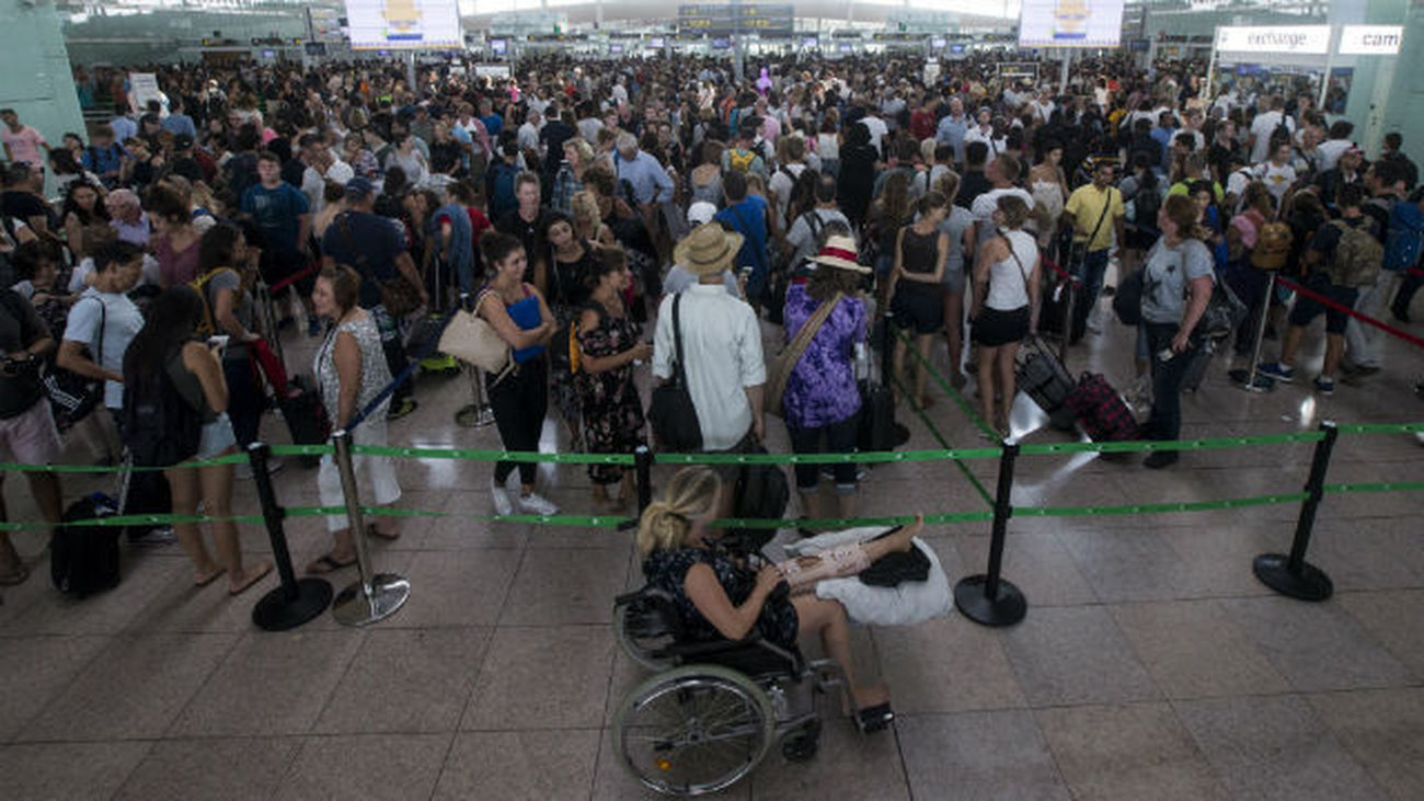 Las colas para acceder al control de seguridad del Aeropuerto de Barcelona-El Prat continúan debido a los paros