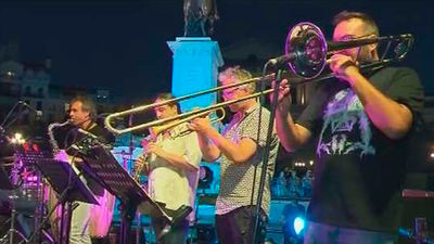 Velada de bailes en la explanada del Palacio Real