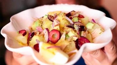 Una receta para dormir bien: ensalada de patata con crema de piña