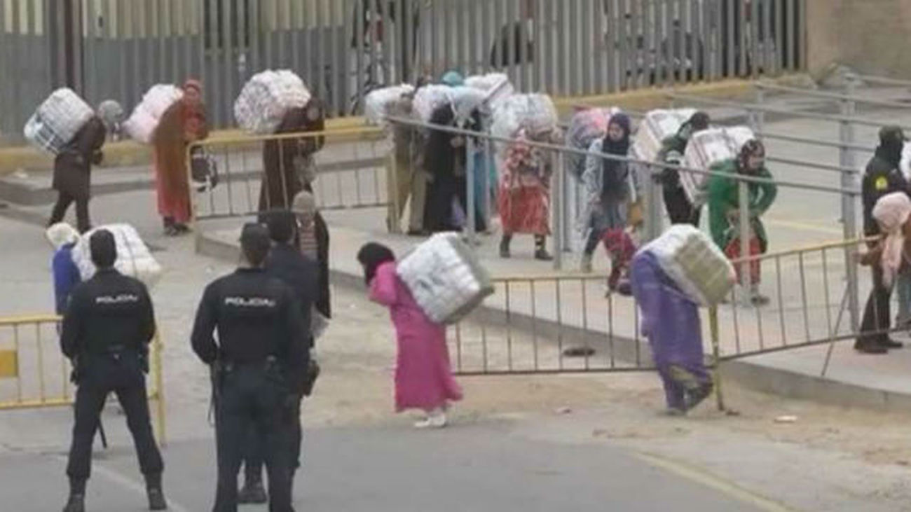 Se cierra la frontera de Ceuta una semana para mercancías por la presión migratoria