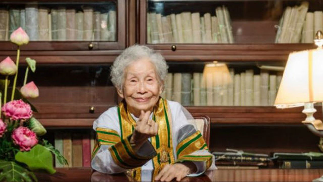 Una tailandesa consigue el título universitario a los 91 años