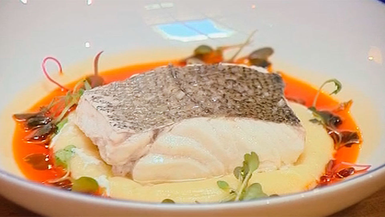 Receta de merluza con ajada y puré cremoso de patata