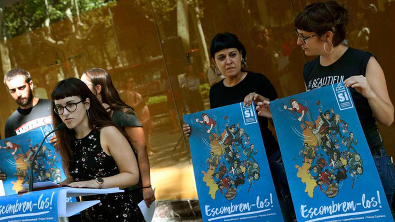 La portavoz de Arran, Mar Ampurdanès, y las diputadas de la CUP, Anna Gabriel, y Mireia Vehí