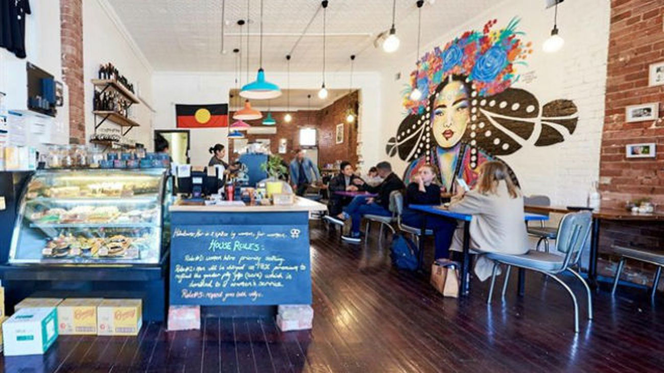 Una cafetería australiana establece un 'impuesto' voluntario a hombres para luchar por la igualdad
