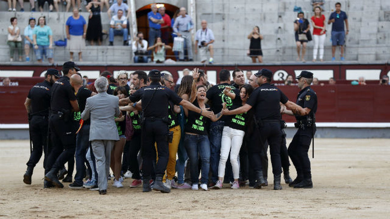 Detenidos 29 antitaurinos que saltaron anoche al ruedo de Las Ventas