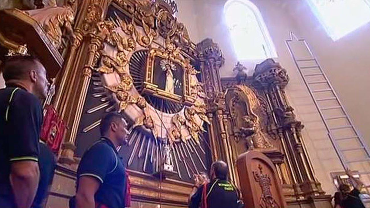 Los bomberos rinden el tradicinal homenaje a la Virgen de la Paloma