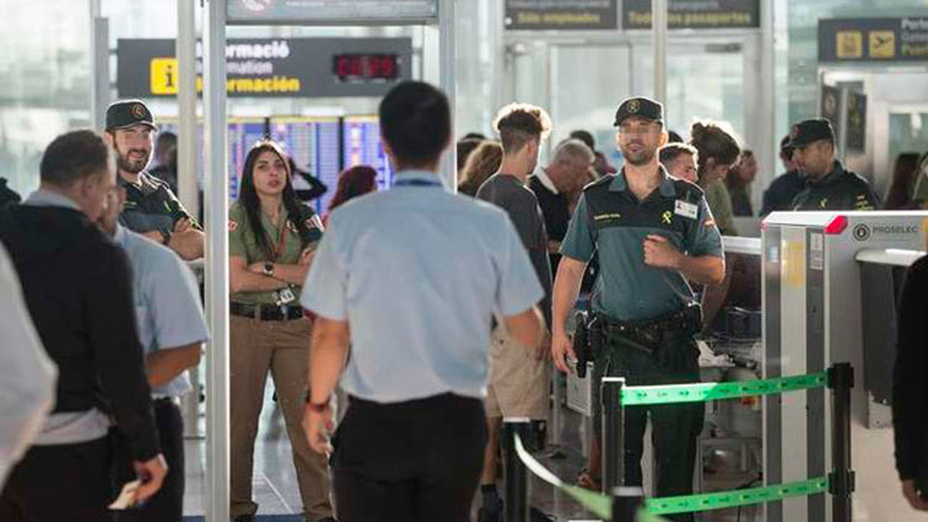 Agentes de la Guardia Civil custodian los accesos a las puertas de embarque en el aeropuerto de Barcelona