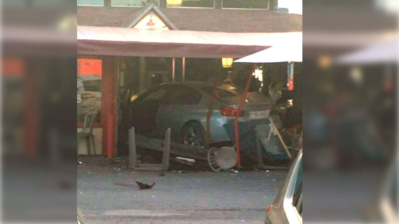 Imagen del vehículo que se ha precipitado este lunes contra la terraza de una pizzería al este de París