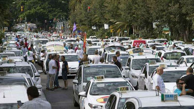 El alcalde Málaga se compromete a controlar los VTC ante la huelga de taxis