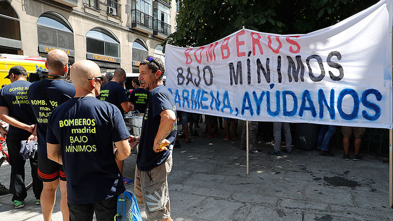 Los bomberos municipales protestan por la "falta de compromiso" de Carmena