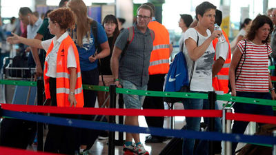 Normalidad en El Prat a la espera de la reunión del Consejo de Ministros
