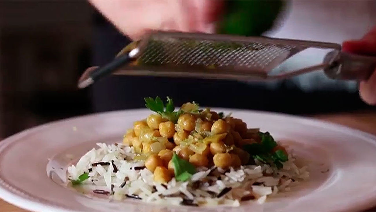Receta de garbanzos con curry y arroz salvaje