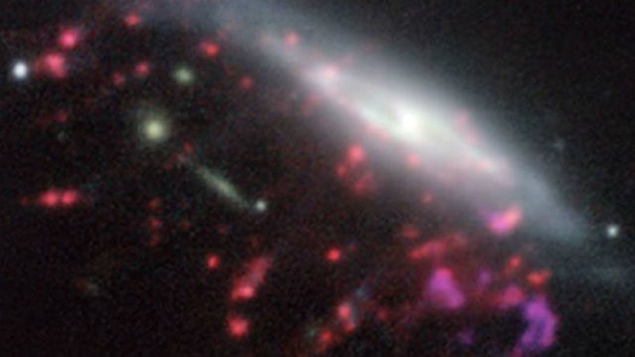 Un nuevo modelo explica la formación de agujeros negros en galaxias "medusa"
