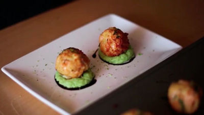 Albóndigas de salmón con crema de aguacate