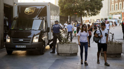 Maceteros de grandes dimensiones refuerzan  la seguridad en la calle Arenal