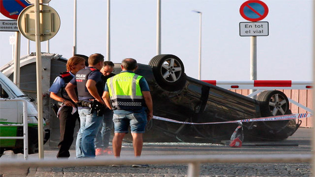 Vehículo con el que los terroristas arrollaron a la multitud en Cambrils