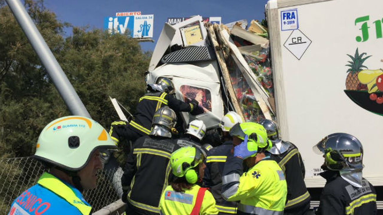 Se reabre un carril de la A-4 afectado por el accidente de camiones