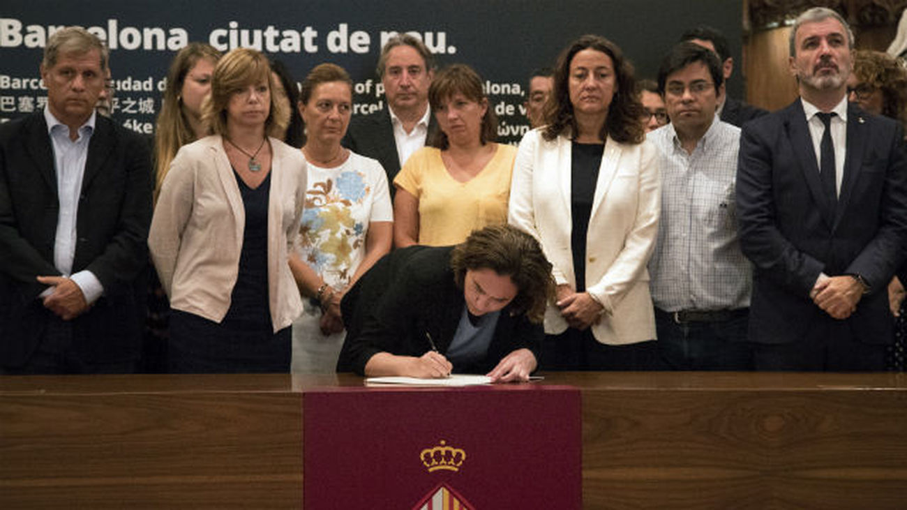 La alcaldesa de Barcelona, Ada Colau, firma en el libro de condolencias