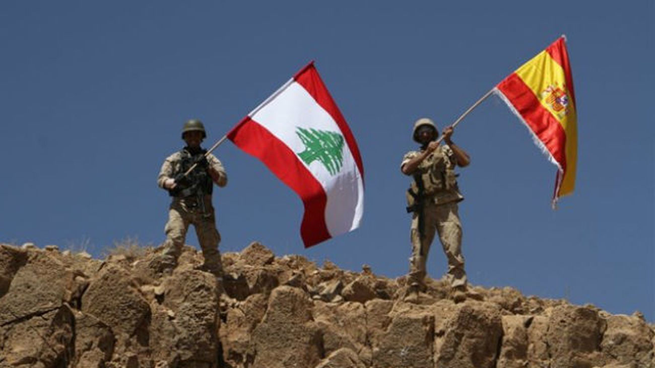 El Ejército libanés ondea la bandera  española en recuerdo a las víctimas