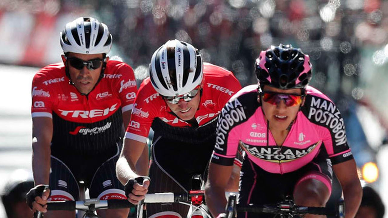 Alberto Contador, su compañero de equipo, el estadounidense, Peter Stetina, y el colombiano del equipo Manzana Postobón, a su l