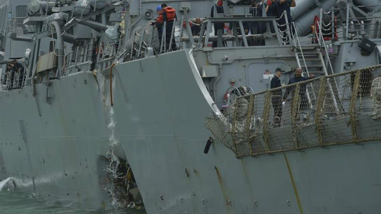 Vista de los daños en el casco del destructor de misiles guiados estadounidense USS John S McCain