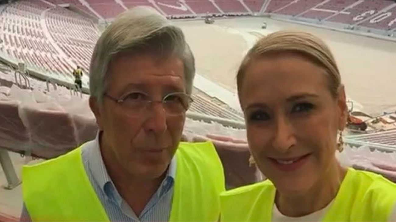 Cifuentes visita las obras "a contrarreloj" del Wanda Metropolitano