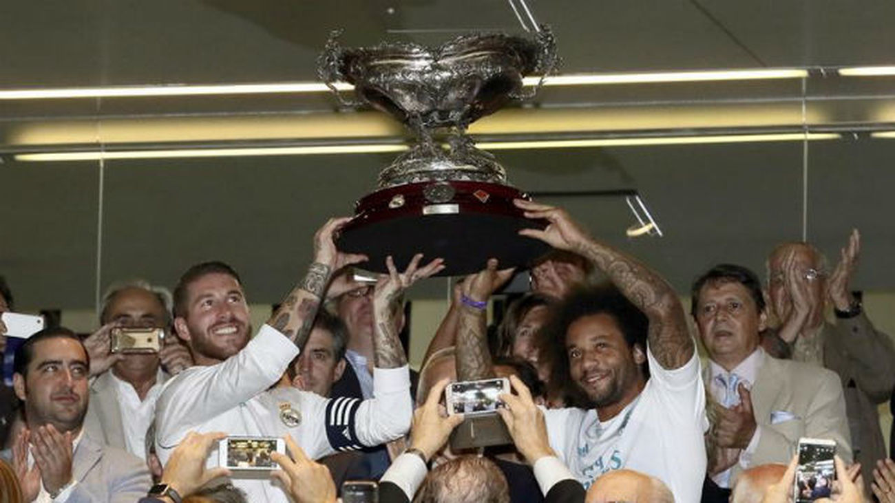 Los capitanes del Real Madrid Sergio Ramos y el brasileño Marcelo alzan el trofeo tras vencer a la Fiorentina por 2-1 en el par