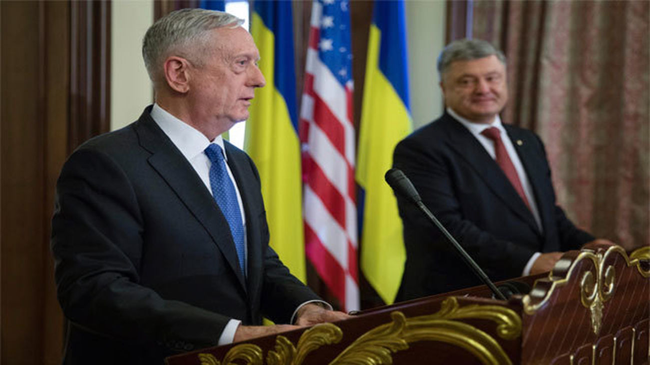 El presidente ucraniano, Petro Poroshenko, y el secretario de Estado de Defensa estadounidense, James Mattis