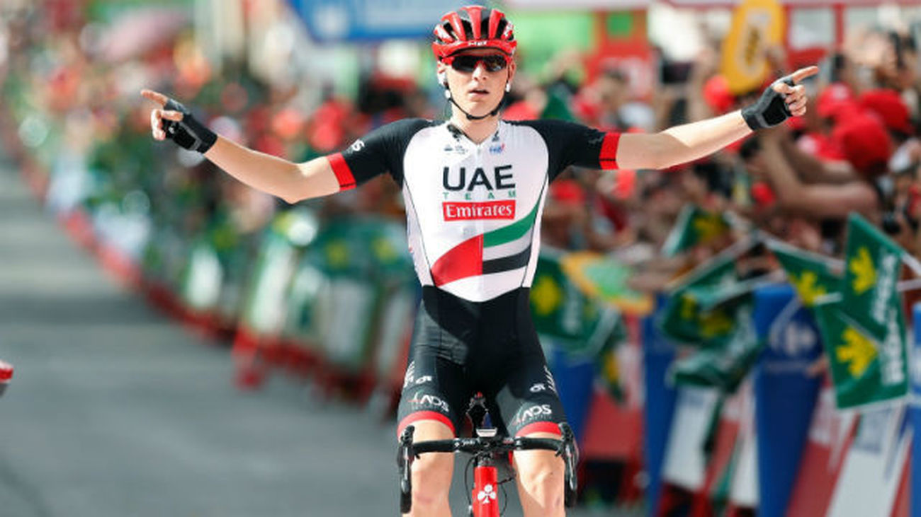 El esloveno Matej Mohoric, del equipo UAE, celebra su victoria en la séptima etapa de la Vuelta Ciclista a España