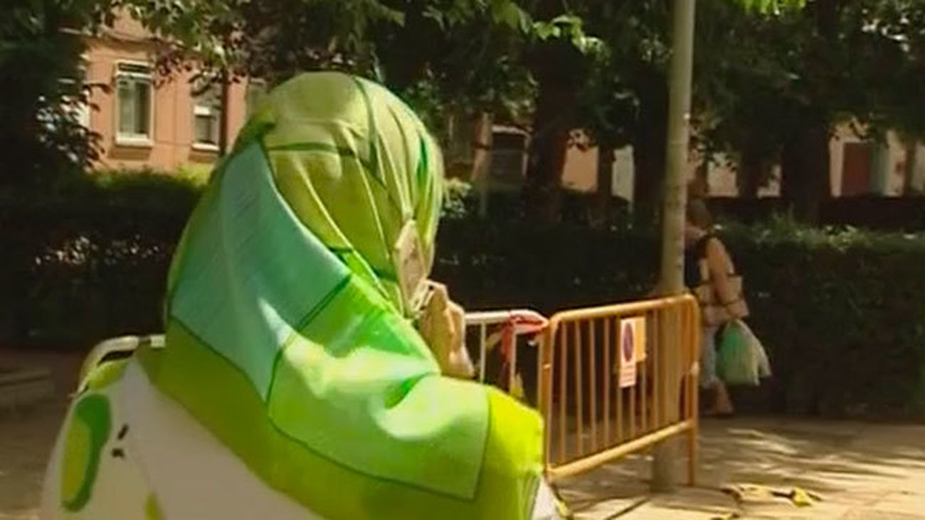 Musulmana paseando por las calles de Madrid
