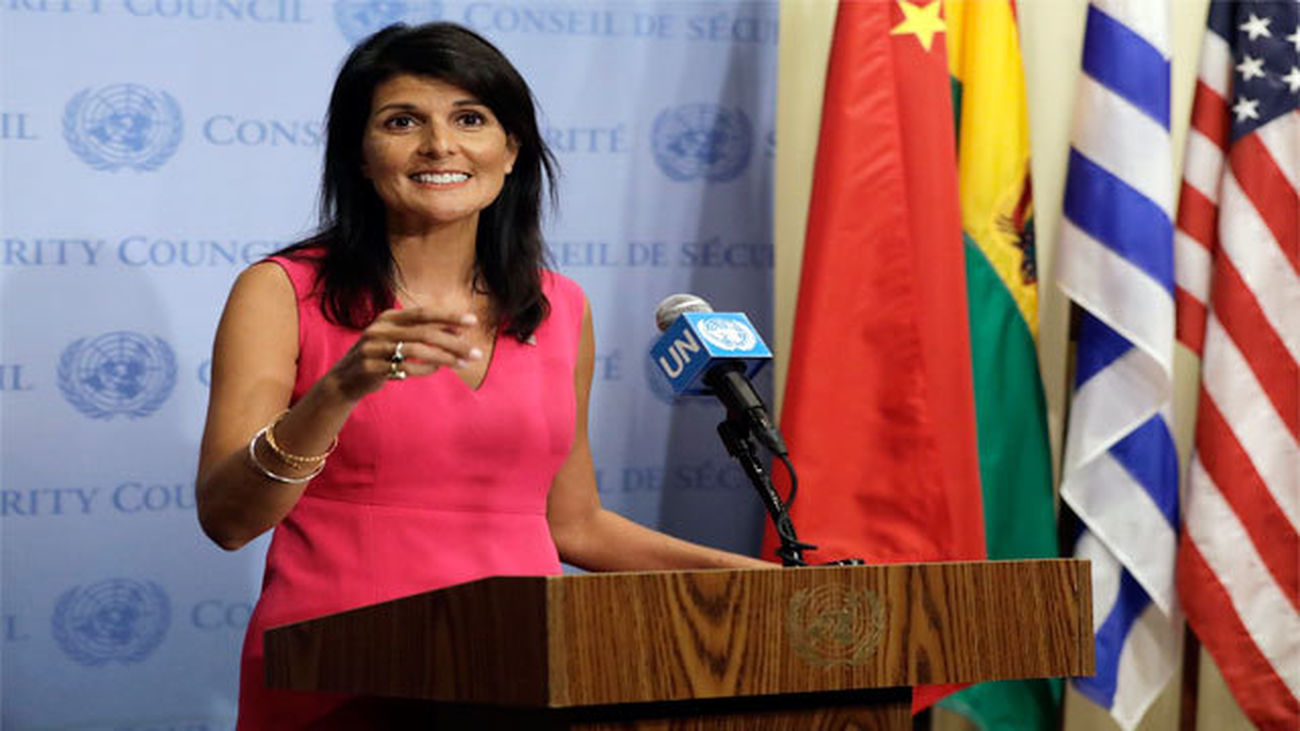 Nikki Haley, embajadora de Estados Unidos ante la ONU, ofreciendo una rueda de prensa en el área del Consejo de Seguridad de la