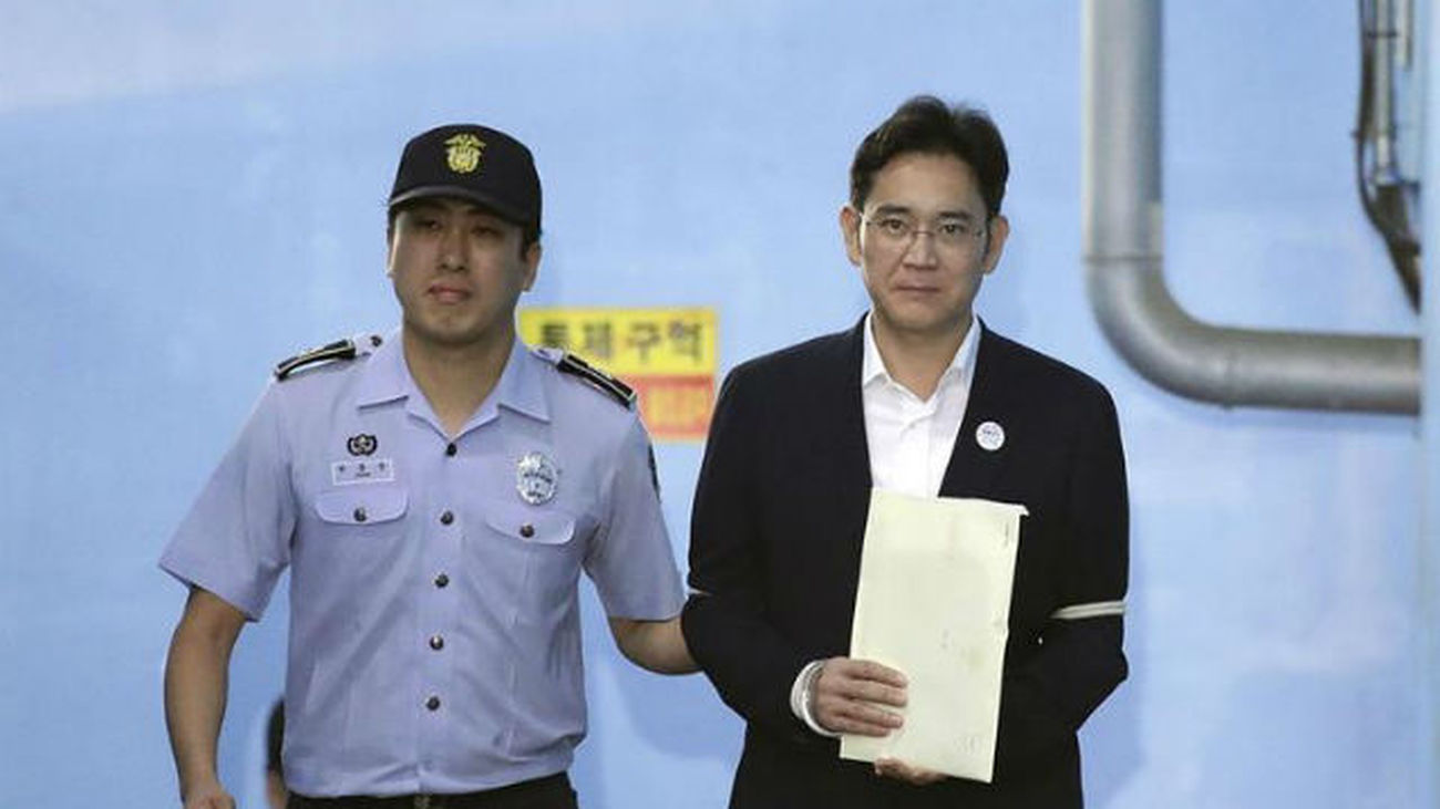 El heredero del grupo Samsung, Lee Jae-yong, abandona el Tribunal del Distrito Central de Seúl (Corea del Sur) este 25 de agost
