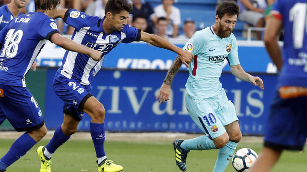 El delantero argentino del FC Barcelona Lionel Messi lucha con el francés Enzo Zidane, del Alavés