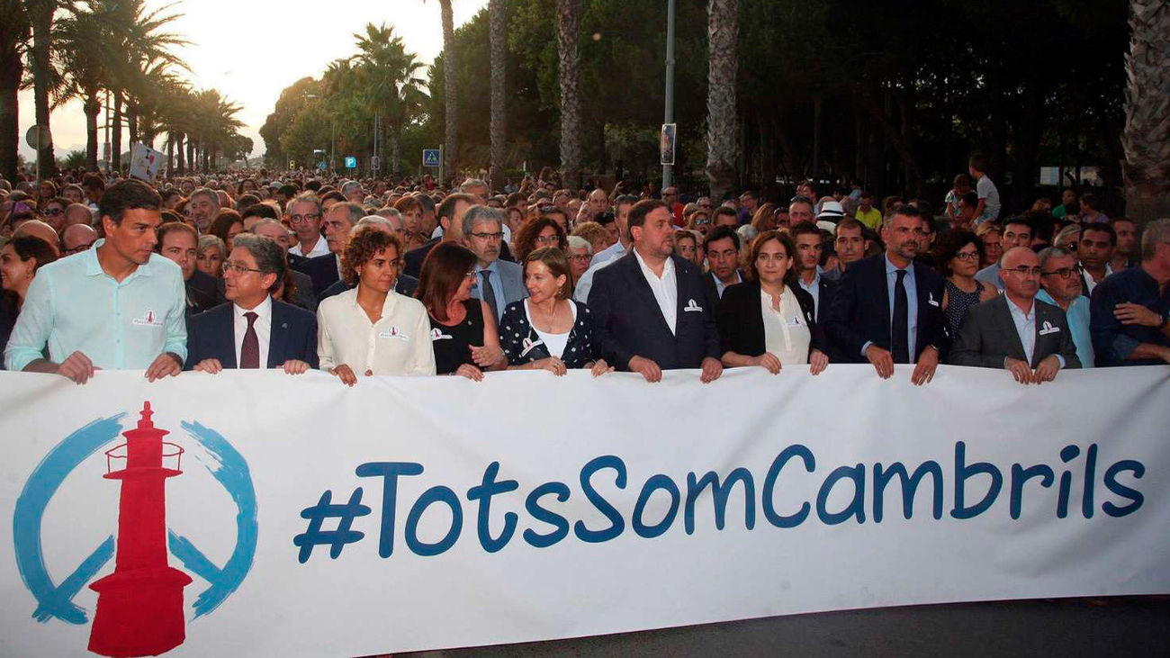 Miles de personas se manifiestan en Cambrils contra el terrorismo