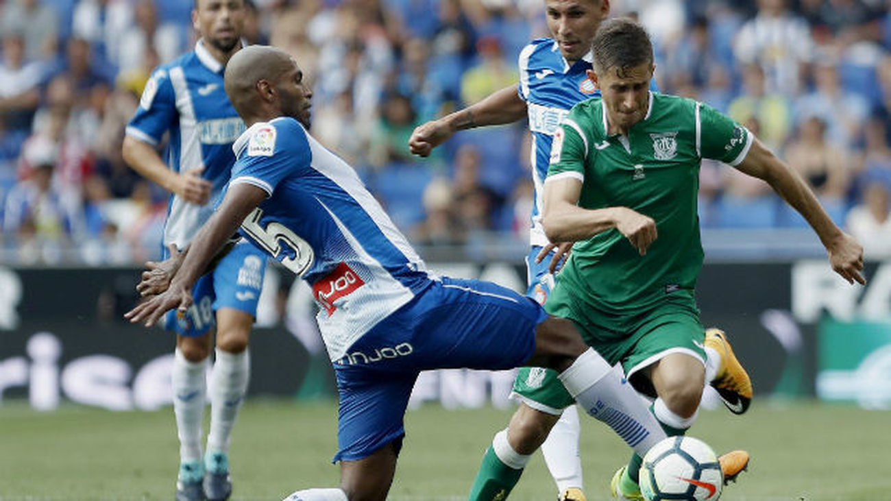 El defensa del RCD Espanyol Naldo lucha el balón con Szymanowski, del Leganés