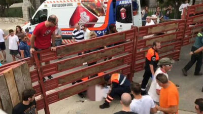 Los encierros con una bola gigante en Mataelpino provocan dos heridos