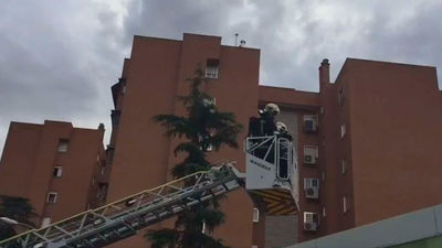 Un incendio arrasa una oficina de un centro comercial en Coslada