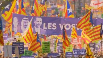 Pitos y gritos de 'fuera, fuera'  al Rey y al Gobierno durante la manifestación