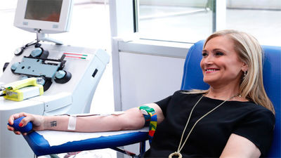 Cifuentes anima a los madrileños a donar sangre ante las necesidades de los hospitales