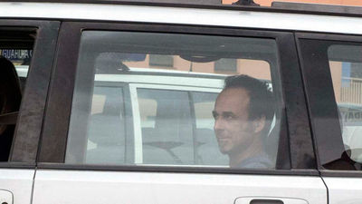 La expareja de Juana Rivas abandona con sus hijos la comandancia de la Guardia Civil