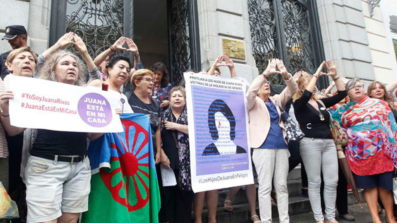 Miembros de varias asociaciones de mujeres en apoyo a Juana Rivas