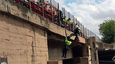Rescatado un trabajador herido tras quedar colgando de un puente en la M-300