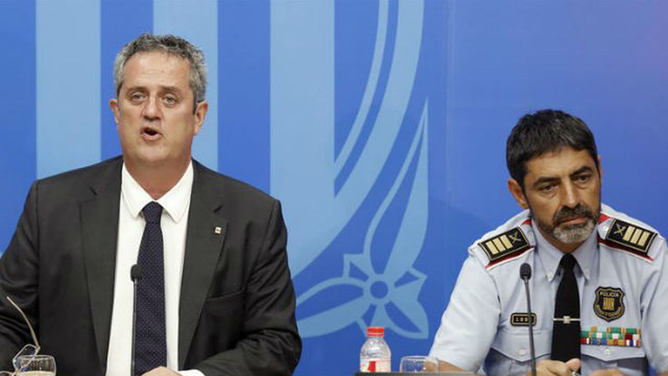 El conseller de Interior, Joaquim Forn, junto al mayor de los Mossos d'Esquadra, Josep Lluís Trapero