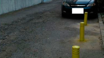 Roba tres bolardos del Ayuntamiento y los pone en su local para que no aparquen