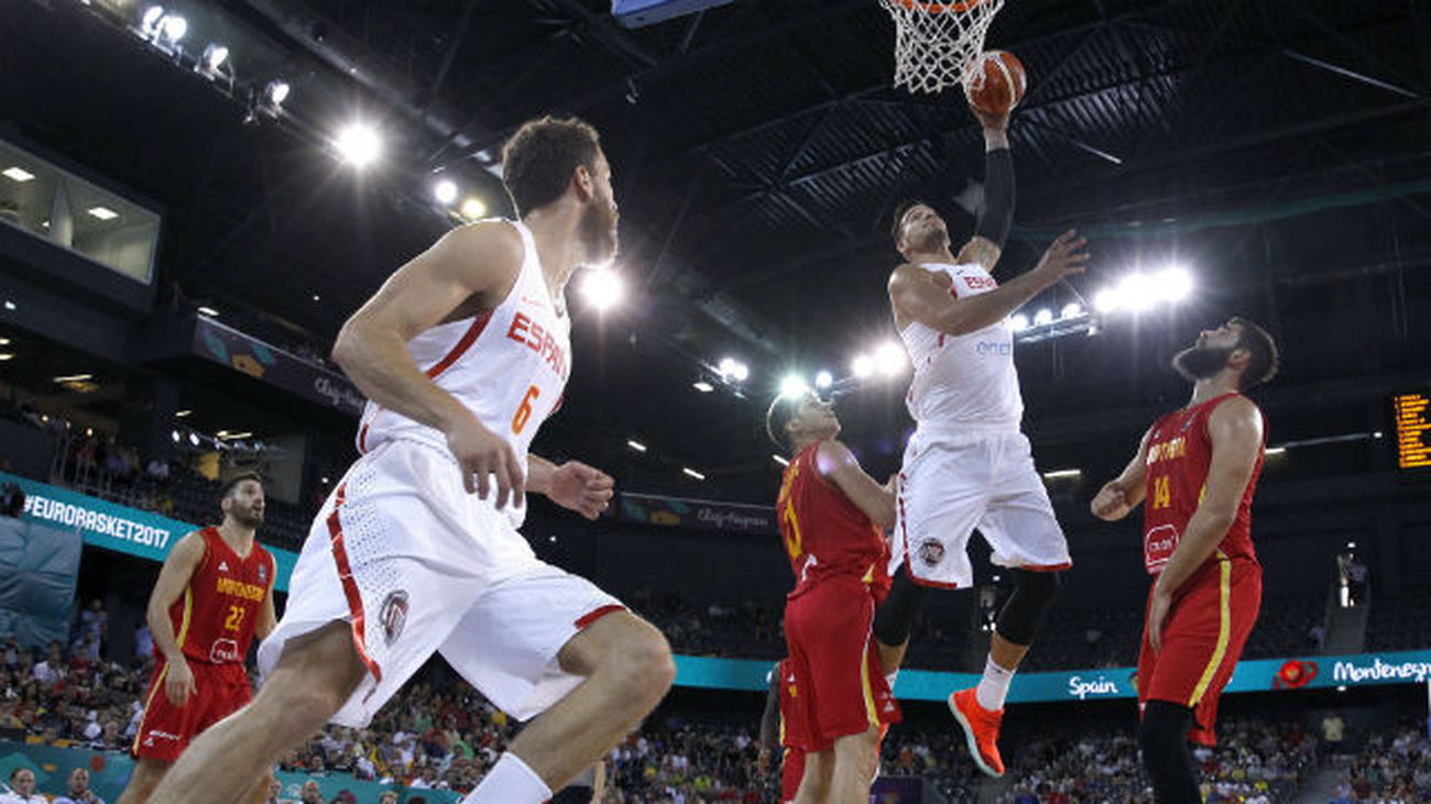 Willy machacando el aro con la Selección Española de Baloncesto